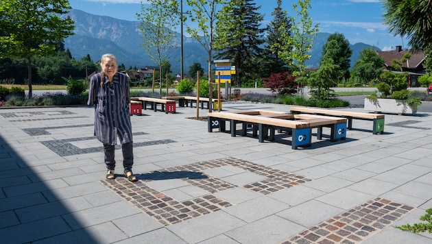 „LU BI“ steht in großen Lettern am neuen Dorfplatz in Ludmannsdorf.