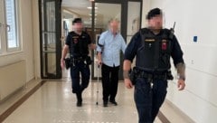 Mit Krücke humpelte der Angeklagte (57) zum Verhandlungssaal – er sei in der Justizanstalt aus ...