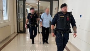 Mit Krücke humpelte der Angeklagte (57) zum Verhandlungssaal – er sei in der Justizanstalt aus ...