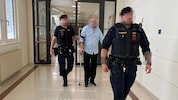 Mit Krücke humpelte der Angeklagte (57) zum Verhandlungssaal – er sei in der Justizanstalt aus ...