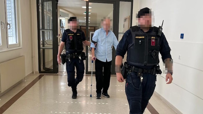 Mit Krücke humpelte der Angeklagte (57) zum Verhandlungssaal – er sei in der Justizanstalt aus ...