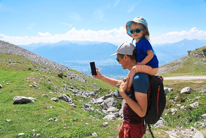 Papa Thomas und Tochter Salomé wollen auf der Seegrube natürlich einen eher leichten Weg wählen ...