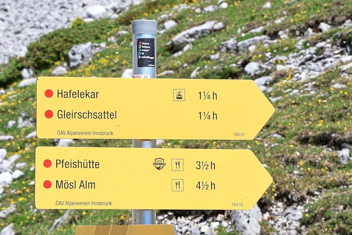 So wichtig die Schilder der vielen Bergwege derzeit auch sind – der rote Punkt sagt nicht alles ...