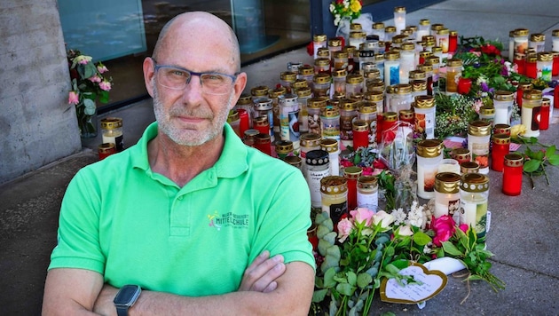Tagelang legten die Kinder Kerzen, Blumen und selbstbemalte Steine vor die Schule. Direktor Hans ...