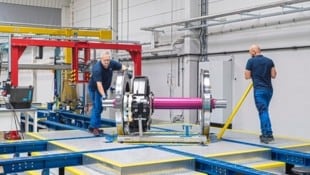 Im neuen Werk in Fürstenfeld werden Radsätze für Schienenfahrzeuge vormontiert und dann in Graz ...