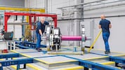 Im neuen Werk in Fürstenfeld werden Radsätze für Schienenfahrzeuge vormontiert und dann in Graz ...