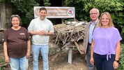 Bestsellerautor Roman Klementovic ist Pate für vier Storchenbabys in der Greifvogelstation ...
