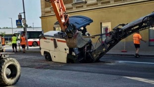 Das tonnenschwere Gerät wurde mithilfe eines Baggers gesichert, um nicht weiter abzustürzen
