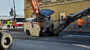 Das tonnenschwere Gerät wurde mithilfe eines Baggers gesichert, um nicht weiter abzustürzen