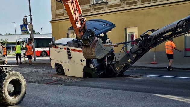 Das tonnenschwere Gerät wurde mithilfe eines Baggers gesichert, um nicht weiter abzustürzen