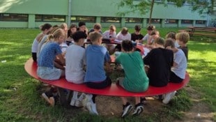 Statt im 32 Grad heißen Klassenzimmer unterrichtet man in der Carnerigasse im Freien.
