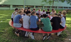 Statt im 32 Grad heißen Klassenzimmer unterrichtet man in der Carnerigasse im Freien.