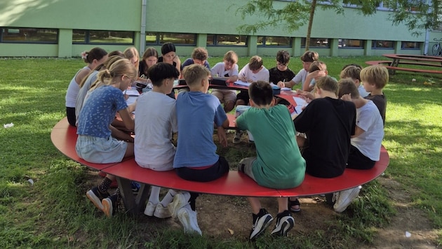 Statt im 32 Grad heißen Klassenzimmer unterrichtet man in der Carnerigasse im Freien.