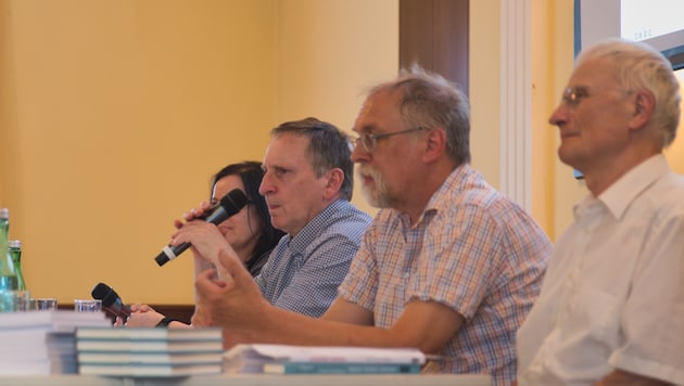 Die eingeladenen Experten gaben mit den Mitgliedern des Vereins LKGmündbleibt Auskunft über den ...