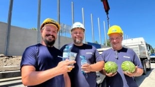 Wasser, Wasser und eine Melone zwischendurch: Bauarbeiter-Trio in Eugendorf. 
