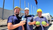 Wasser, Wasser und eine Melone zwischendurch: Bauarbeiter-Trio in Eugendorf. 