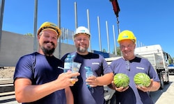 Wasser, Wasser und eine Melone zwischendurch: Bauarbeiter-Trio in Eugendorf. 