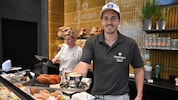 Andreas Unterberger zeigte auch im Video den Cappuccino her: „Wenn das geschmacklos ist, fress’ ...