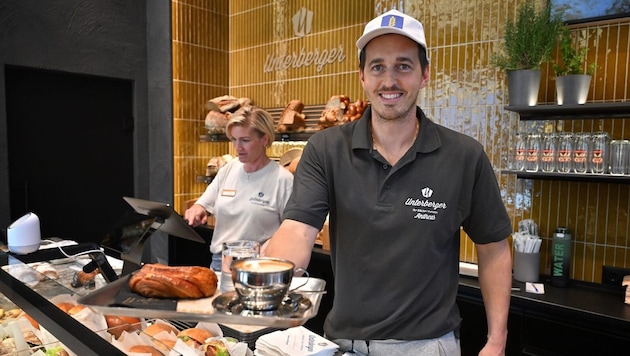 Andreas Unterberger zeigte auch im Video den Cappuccino her: „Wenn das geschmacklos ist, fress’ ...