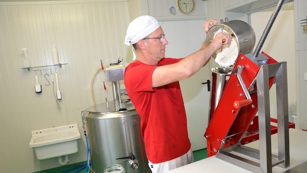 Landwirt Martin Rausch bei der Verarbeitung seiner Frischmilch.