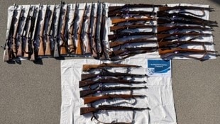 Das Bild zeigt die durch die Bundespolizeiinspektion Freilassing sichergestellten Langwaffen.