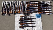 Das Bild zeigt die durch die Bundespolizeiinspektion Freilassing sichergestellten Langwaffen.