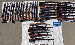 Das Bild zeigt die durch die Bundespolizeiinspektion Freilassing sichergestellten Langwaffen.