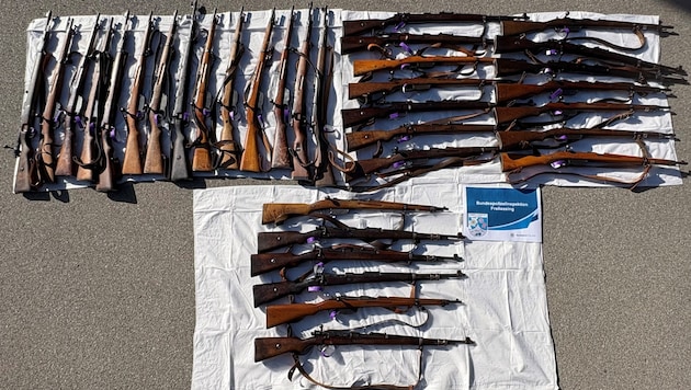 Das Bild zeigt die durch die Bundespolizeiinspektion Freilassing sichergestellten Langwaffen.