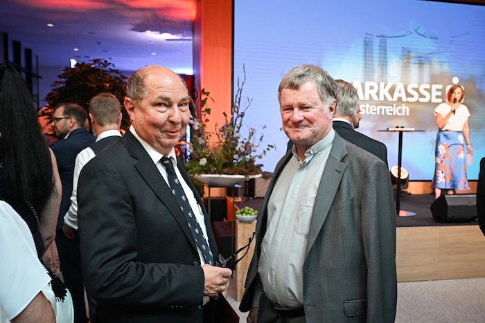 Superintendent Gerold Lehner (li.) und Bischof Manfred Scheuer segneten.