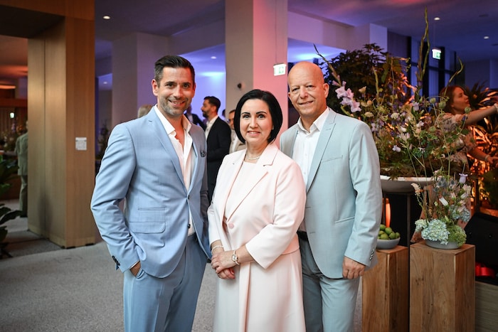 Sparkassen-Vorstände Manuel Molnar (li.), Stefanie Huber, Martin Punzenberger.