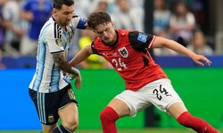 Paul Wanner im Duell mit Lionel Messi beim WM-Spiel Österreich gegen Deutschland
