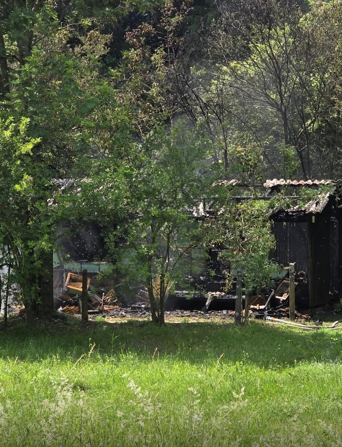 Die Hütte wurde durch das Feuer gänzlich zerstört.