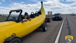 Eine Banane auf der Autobahn sehen die Polizisten wohl nicht allzu oft.