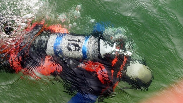 Feuerwehrtaucher bargen den 41-Jährigen aus dem Wasser. (Symbolbild)