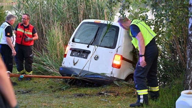 Der Wagen wird aus dem Ausee geborgen