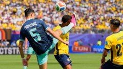 Aleksandar Pavlović mit hohem Bein gegen Pedro Vite – das soll kein Foul gewesen sein …