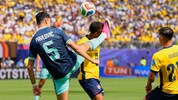 Aleksandar Pavlović mit hohem Bein gegen Pedro Vite – das soll kein Foul gewesen sein …