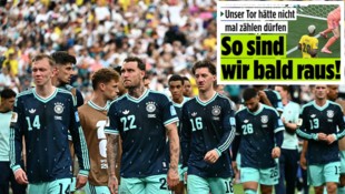 Die geknickte DFB-Elf nach dem Schlusspfiff. Die deutsche Presse quittierte das 1:2 gegen ...