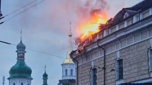 Während Raketen in Kiew einschlagen, genehmigt der ukrainische Präsident eine 40-tägige ...