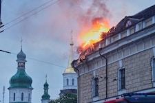 Während Raketen in Kiew einschlagen, genehmigt der ukrainische Präsident eine 40-tägige ...