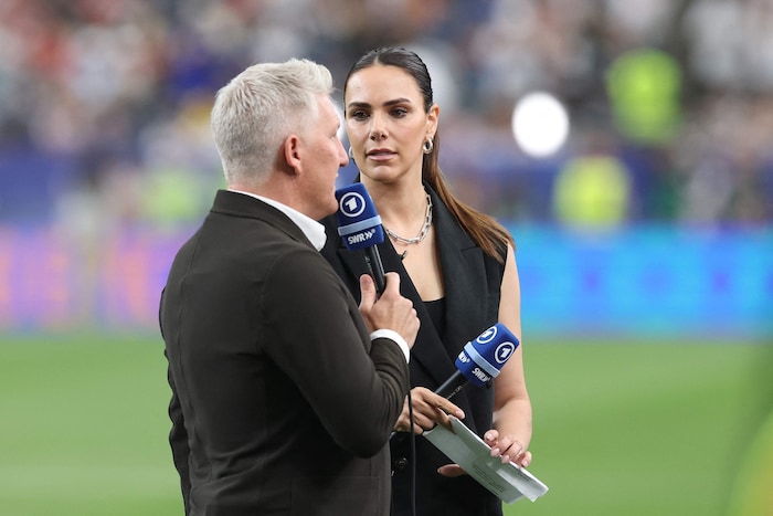 Bastian Schweinsteiger mit Moderatorin Esther Sedlaczek