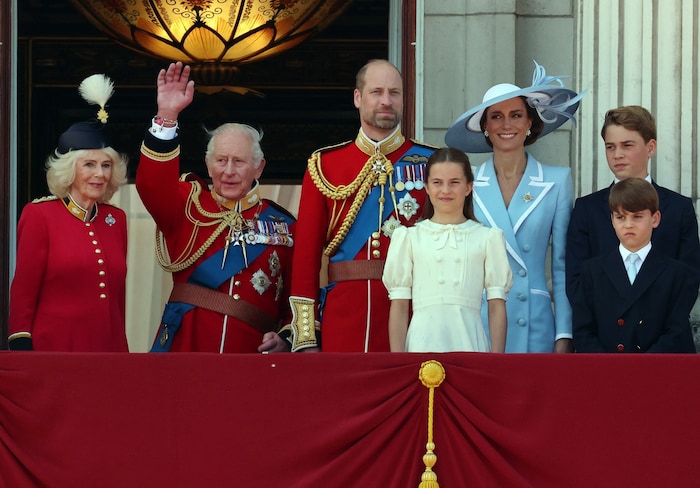 König Charles mit Familie auf dem Balkon des Buckingham-Palasts – künftig soll der Palast einzig ...