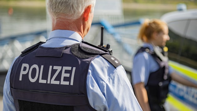 Der Badespaß im Baggersee endete mit einem Polizeieinsatz (Symbolbild).