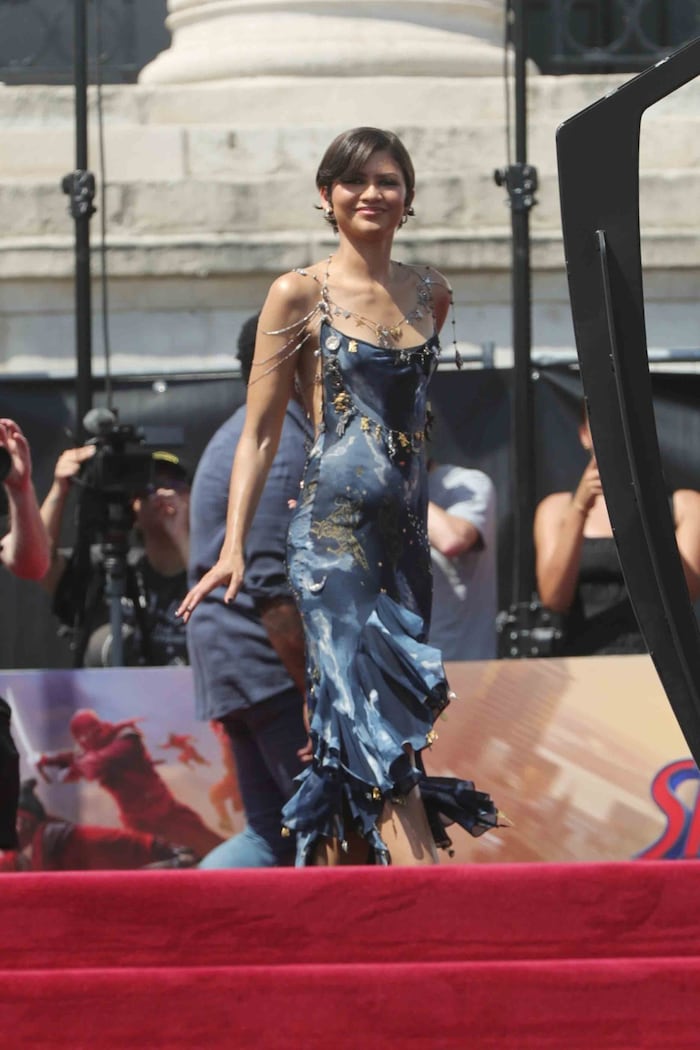 Das graublaue Slipdress war schon von vorn ein echter Hingucker.