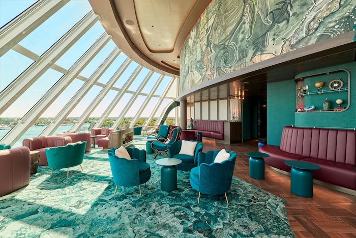 Die Captain’s Bar zählt mit exklusiven Cocktails und Meerblick zu den beliebten Treffpunkten.