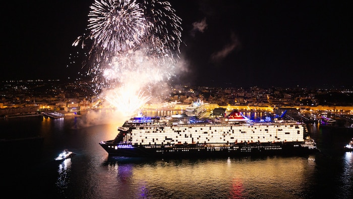 Ein spektakuläres Feuerwerk bildete den Höhepunkt der Taufe im Hafen von Triest.