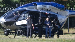 Der Angeklagte wurde per Hubschrauber zum Gericht gebracht. 