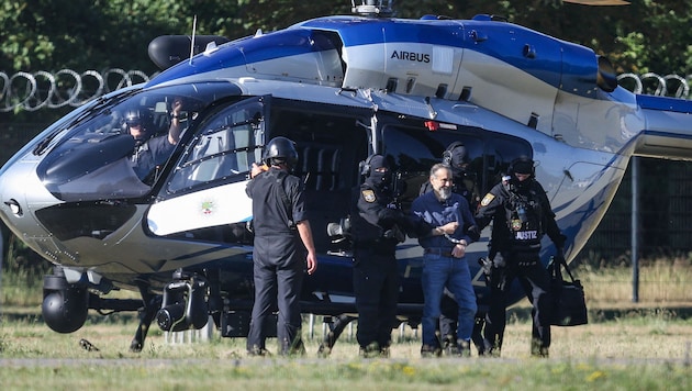 Der Angeklagte wurde per Hubschrauber zum Gericht gebracht.