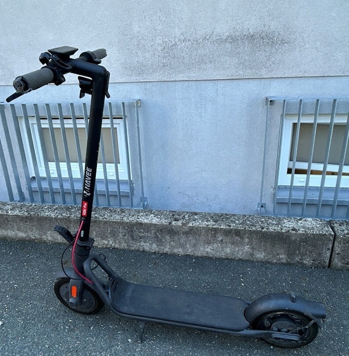 Marke: Navee Typ: V25iPro Farbe: Schwarz Seriennummer: TZ01749T0100492508 Auffälligkeiten: ...