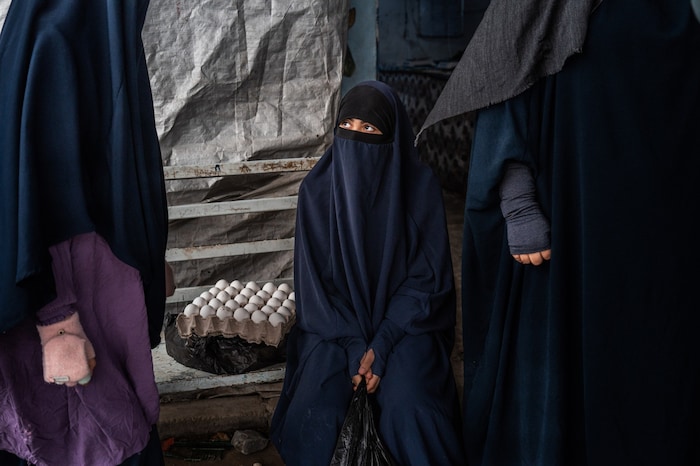 Dies ist der Markt im Al-Roj-Camp im Osten Syriens. Diese junge Frau gehört zu einer ganzen ...